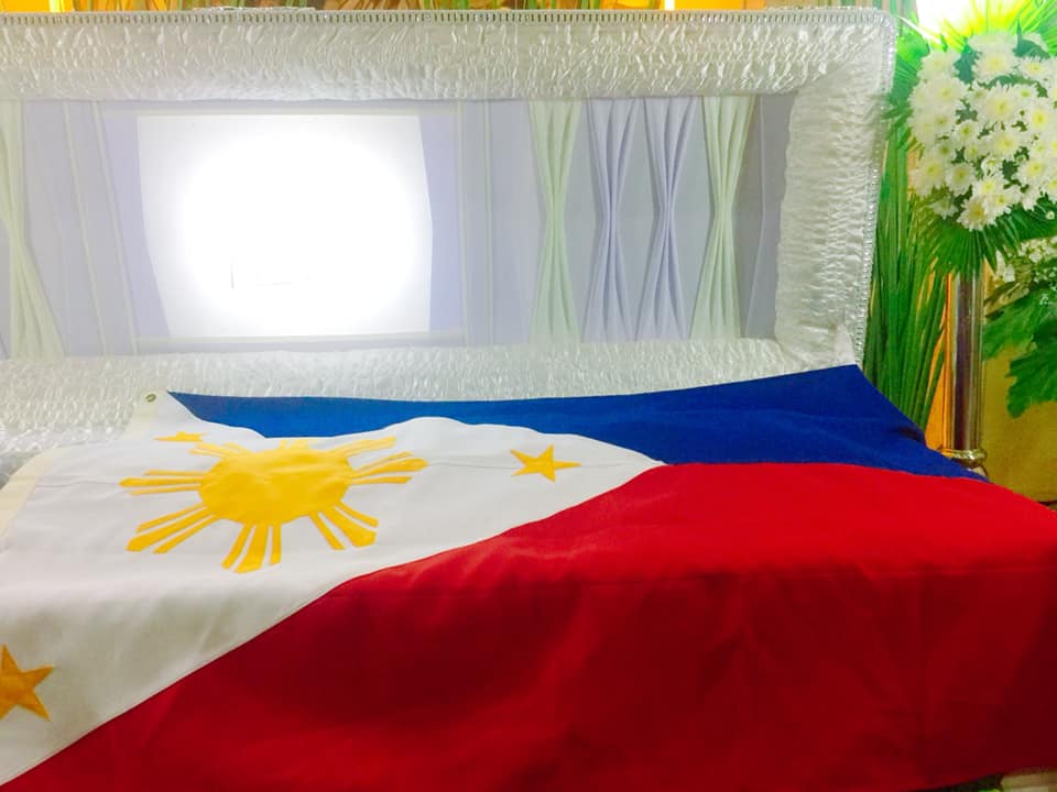 The coffin of music icon Rico J. Puno is draped with the Philippine flag, in tribute for his contibution to the music industry. The 65-year-old pioneer of OPM was “one of the biggest stars of the glory days of Filipino music… who helped ‘forge’ Manila Sound,” according to The New York Times, which also called him a “larger-than-life total entertainer” because he was not only a singer, but also an endorser, host, actor, and politician.