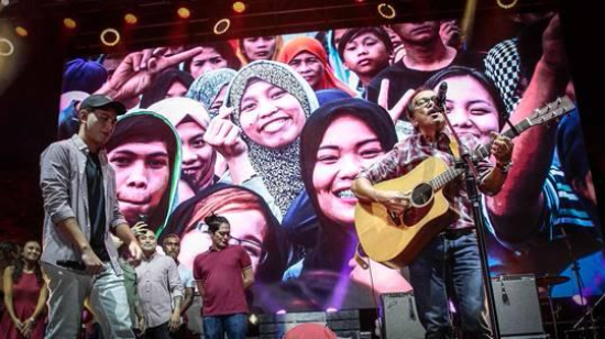 Curtismith and Noel Cabangon dedicate the empowering lyrics of their Coke Studio collaboration “Payong Kaibigan” to the victims of Marawi.
