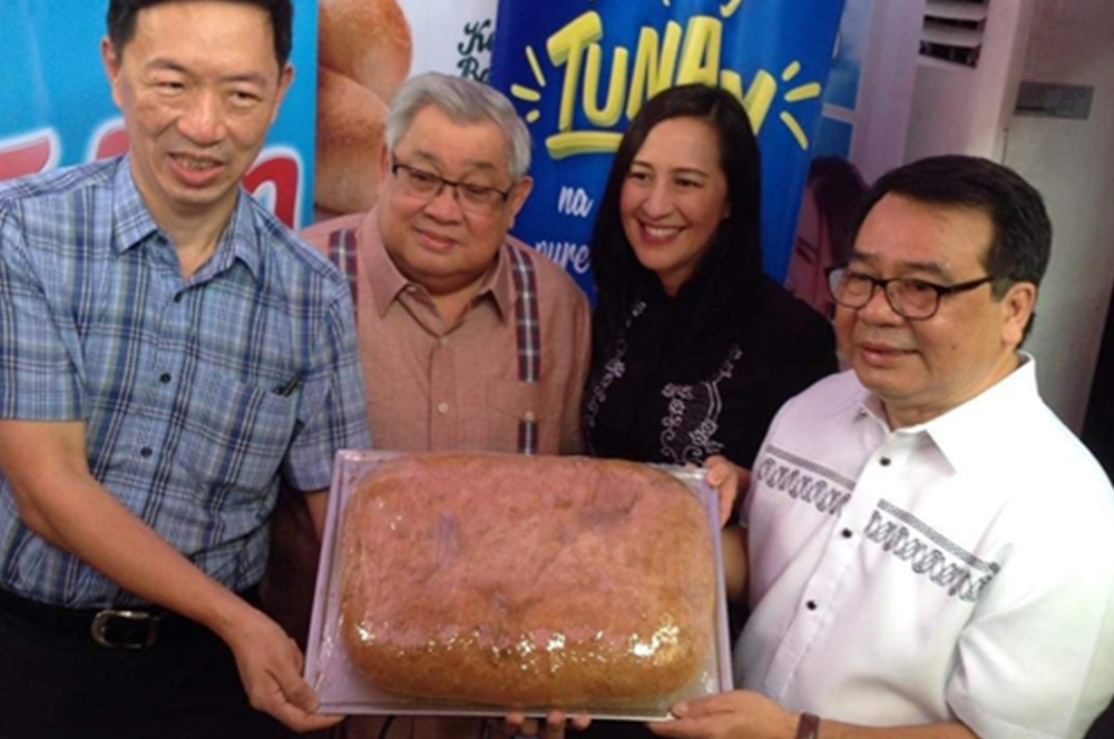From left: Kamuning Bakery owner Wilson Lee Flores, GMA Network Inc. Chairman Felipe Gozon, Vice Mayor Joy Belmonte and Rep. Neri Colmenares lead this year’s World Pandesal Day celebration.