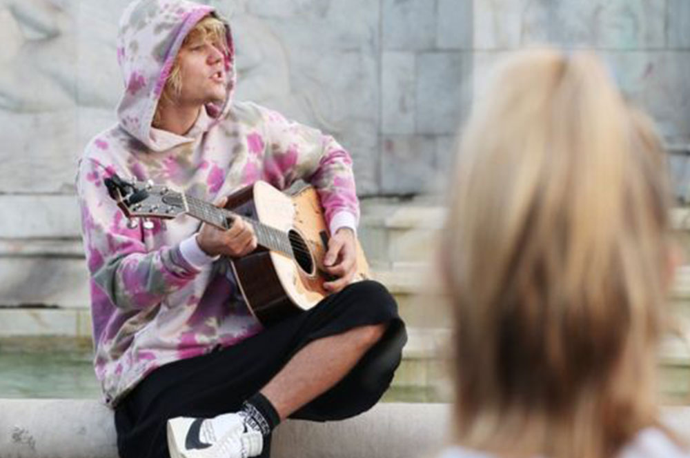 Baldwin watched on as Bieber sang at the foot of the Victoria Memorial
