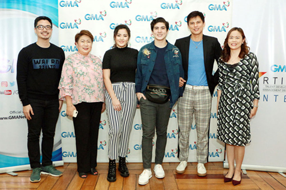From left: Simoun S. Ferrer, Lilybeth G. Rasonable, Cassy Legaspi, Mavy Legaspi, Zoren Legaspi, and Gigi Santiago-Lara during the twins' contract signing with GMA Artist Center. 