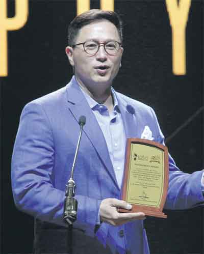 Eric Quizon accepts a posthumous award for his father Comedy King Dolphy