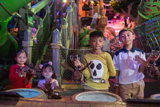 Kids can build their own dragon and make it fly at How To Fly Your Dragon booth at DreamPlay in City of Dreams Manila.