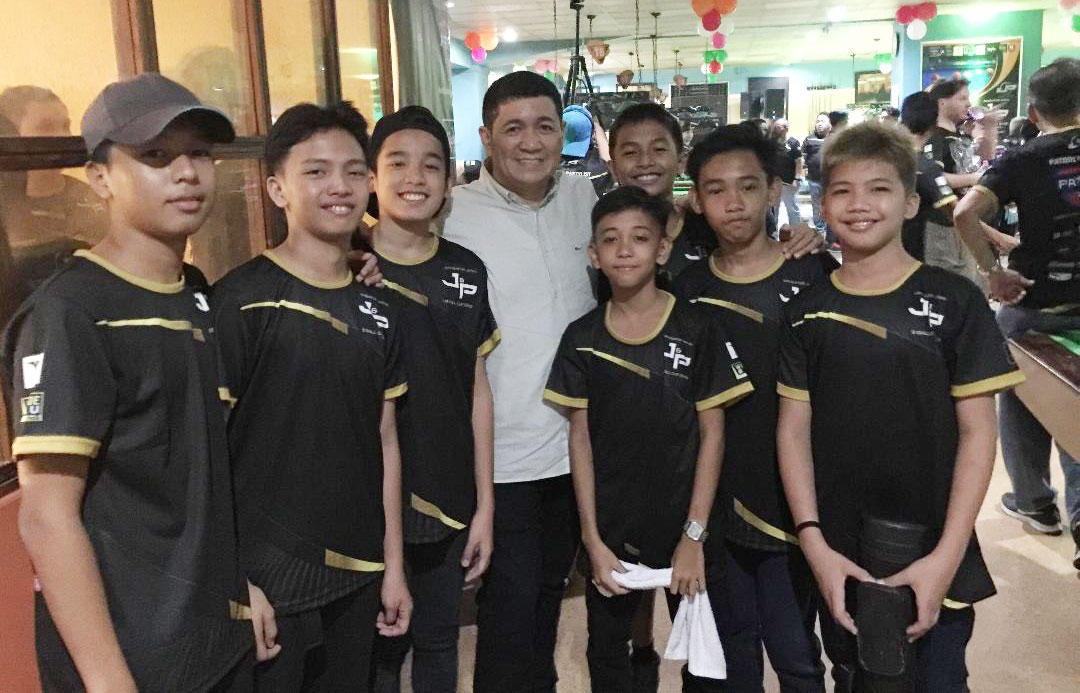 Young cue artists take a souvenir photo with International Billiards/Snooker Champion Marlon Manalo (center), a nominee of Patrol Party-list during the opening of the 2019 J&P Navigator Japan 9-Ball Cup Championships being held at the AMF-Puyat Bowling and Billiards Center, Superbowl, 3rd Level, Makati Cinema Square, Pasong Tamo in Makati City.