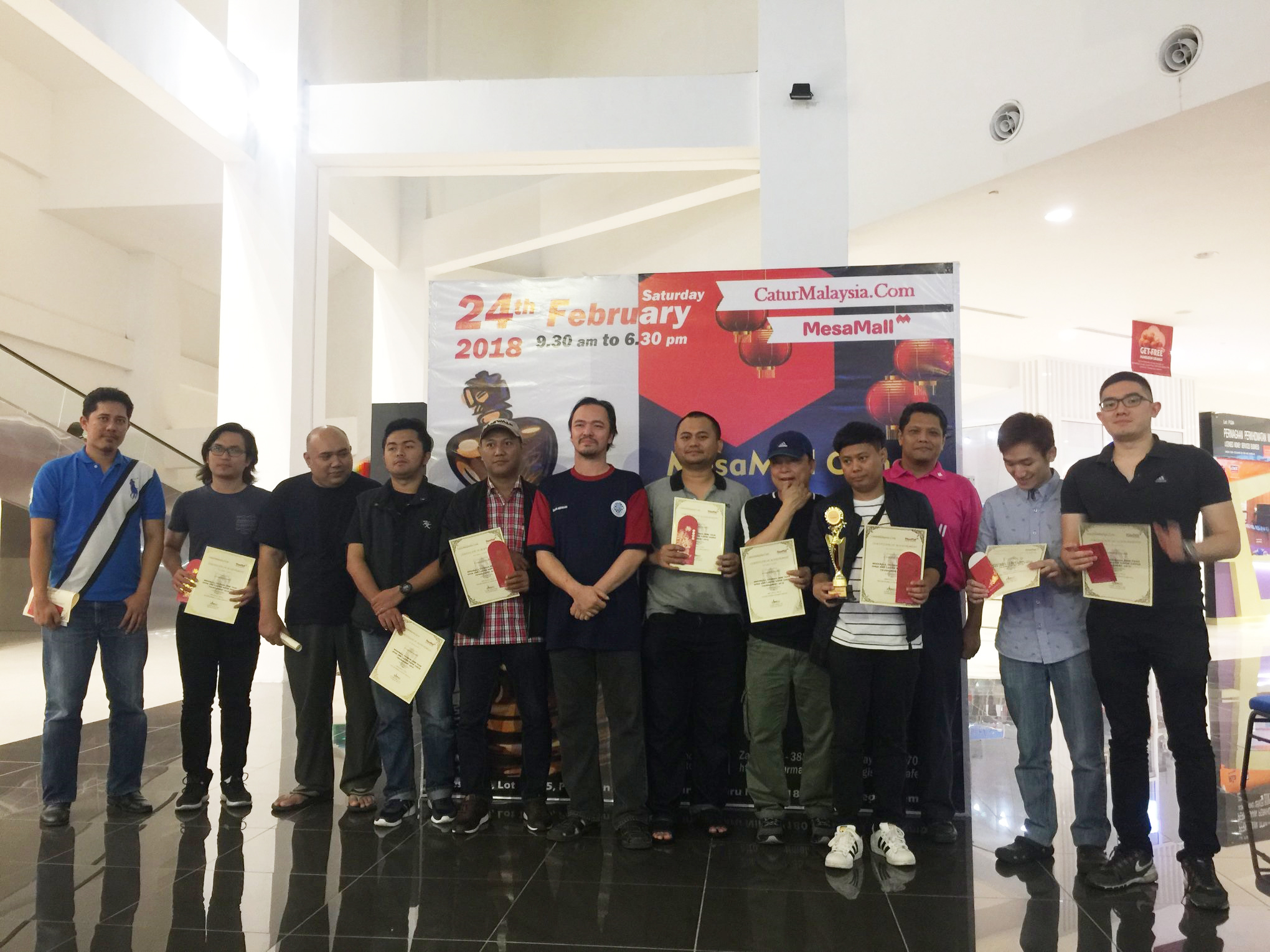 Photo shows FIDE Master (FM) Nelson Villanueva of the Philippines (fourth from right) topped the rapid event of the Mesamall Chinese New Year Open chess tournament held in Nilai, Negeri Sembilan, Malaysia last February 24, 2018.