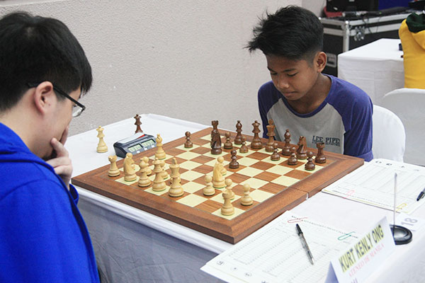 Dasmariñas City bet Michael Concio Jr. (seated right) beat Kurt Kenly Ong of MGC New Life Christian Academy in the opening round of the 2018 Asian Universities Chess Championships late Sunday at the Tagaytay International Convention Center here. (Photo courtesy by Michaela Concio).