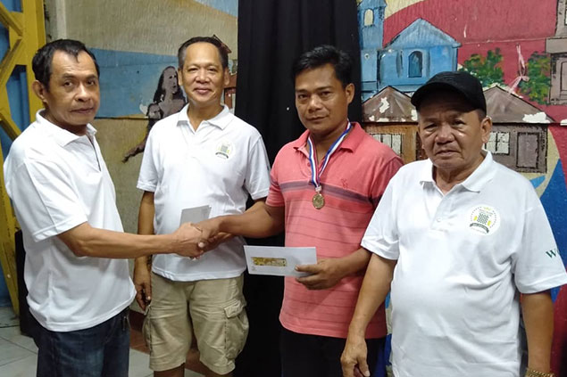 Reynaldo Acosta received his cash prizes from West Crame Chess Club headed by its’ president Dante Bajaro and vice-president Mauro T. Supil Jr.and supported by sportsman Julius Anthony Munoz after winning the Non-Master 2050 and below Rapid Chess Tournament, combined Juniors and Seniors division with an impressive fashion held last Sunday in San Juan City.