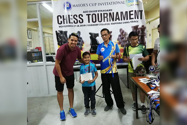 Philippine chess wunderkind eight-year-old Clark Jemuel Cabatian (center), a grade 3 pupil of John Isabel Learning Center Inc. in General Trias City, Cavite collected 4 points in six outings to claim 9th place honor in the 9 under out of 49 players.