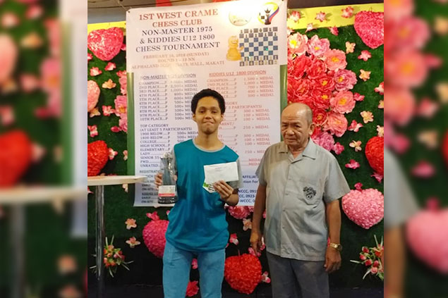 Francis Roi Parro of Makati City (left) receive his championships' trophy and the top purse P4,000  awarded by West Crame Chess Club president Mauro T. Supil after winning the West Crame Chess Club Non-Master 1975 and below Rapid Chess Tournament held last Sunday, February 10, 2019 at the third floor Alphaland Southgate Mall, Near MRT Magallanes Station, Edsa, Makati City.
