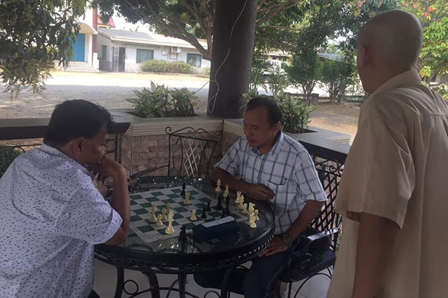 International Master (IM) Chito Garma playing with World's First Fide Master Adrian Ros Pacis. Watching the intense game is  Isagani "Fischer" Ramos