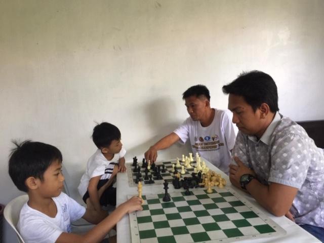 Photo shows Four (4) years old Prince Constantino Reyes (left), a nursery student of EZEE Nursery School in Sta. Rita, Pampanga and Eight (8) years old Oshrie Jhames "OJ" Constantino Reyes (left), a grade 3 pupil of GMC Montessory in Guagua, Pampanga in a training chess lesson with Ricard Copones and Genghis Katipunan Imperial.